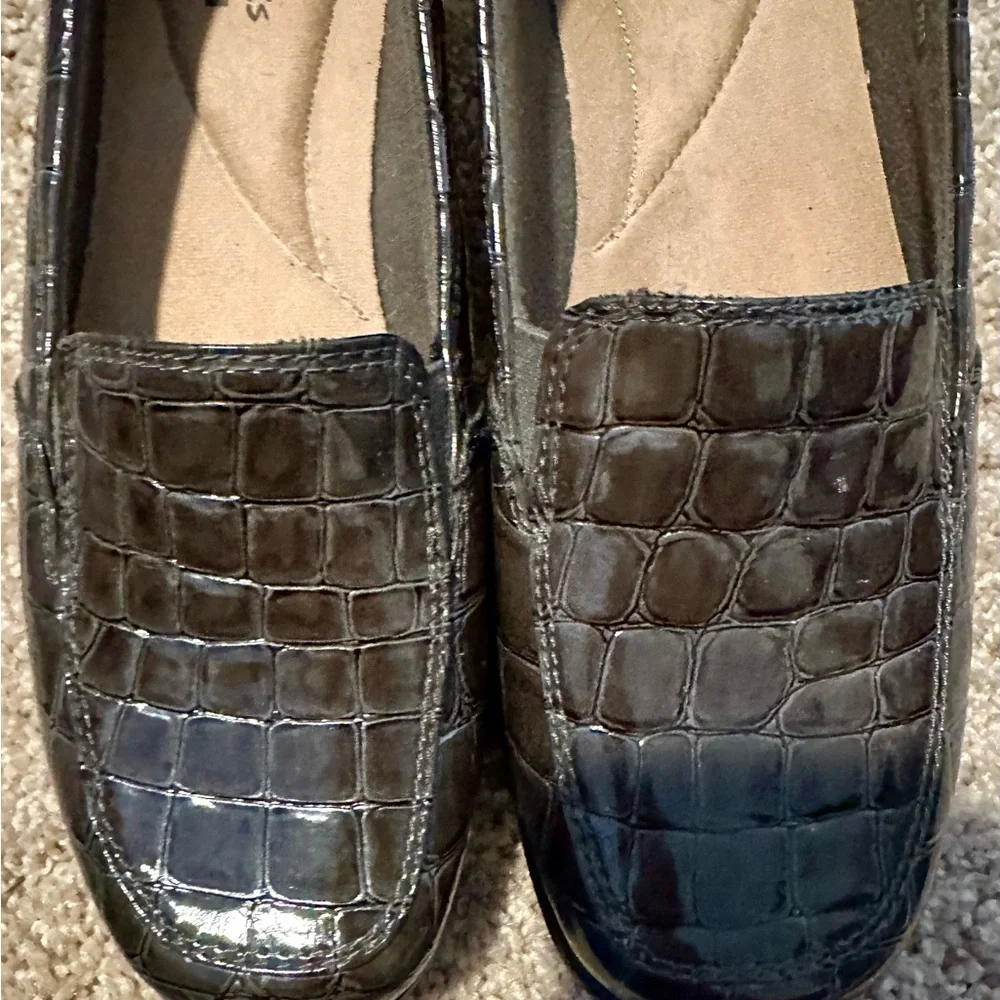 Clarks Collection Womens Brown Croc Embossed Loafer Flats Shoes Size 6.5M‎